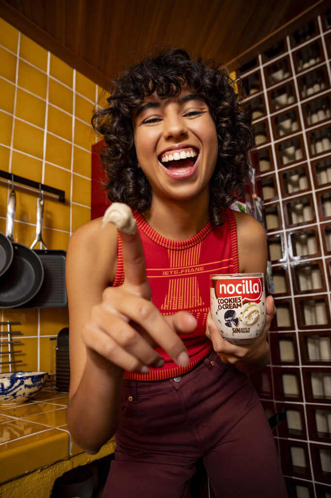 Fotografía de crema de cacao con galletas y textura visible