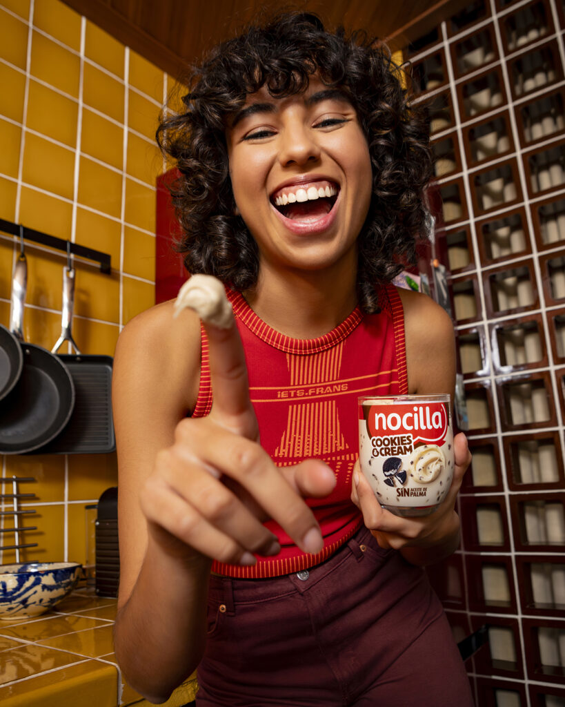Fotografía de crema de cacao con galletas y textura visible
