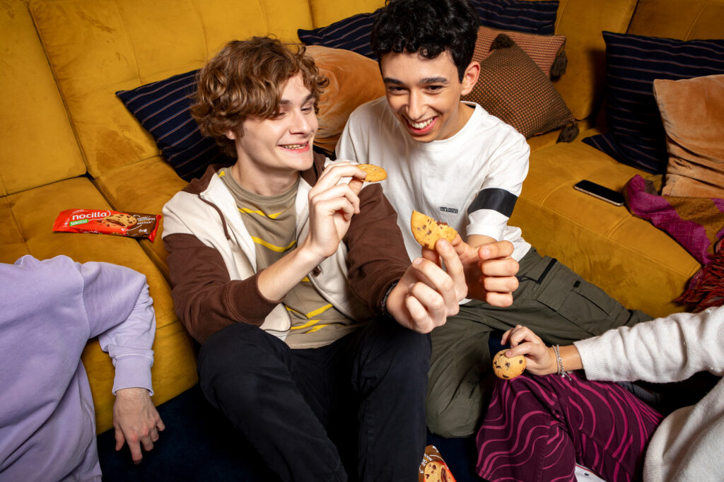 Fotografía de crema de cacao con galletas y textura visible