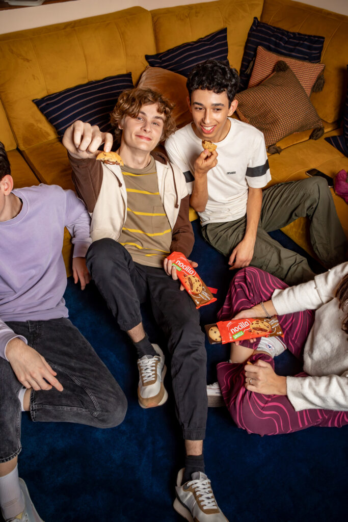 Fotografía de crema de cacao con galletas y textura visible