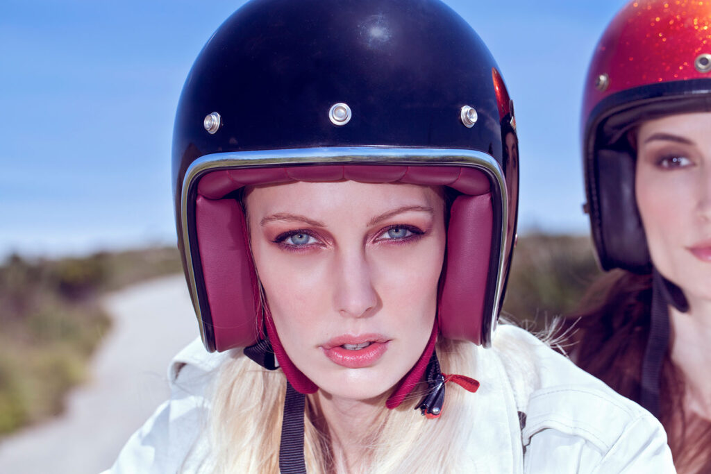 Modelos en sesión de fotografía de moda en exterior con moto Ducati