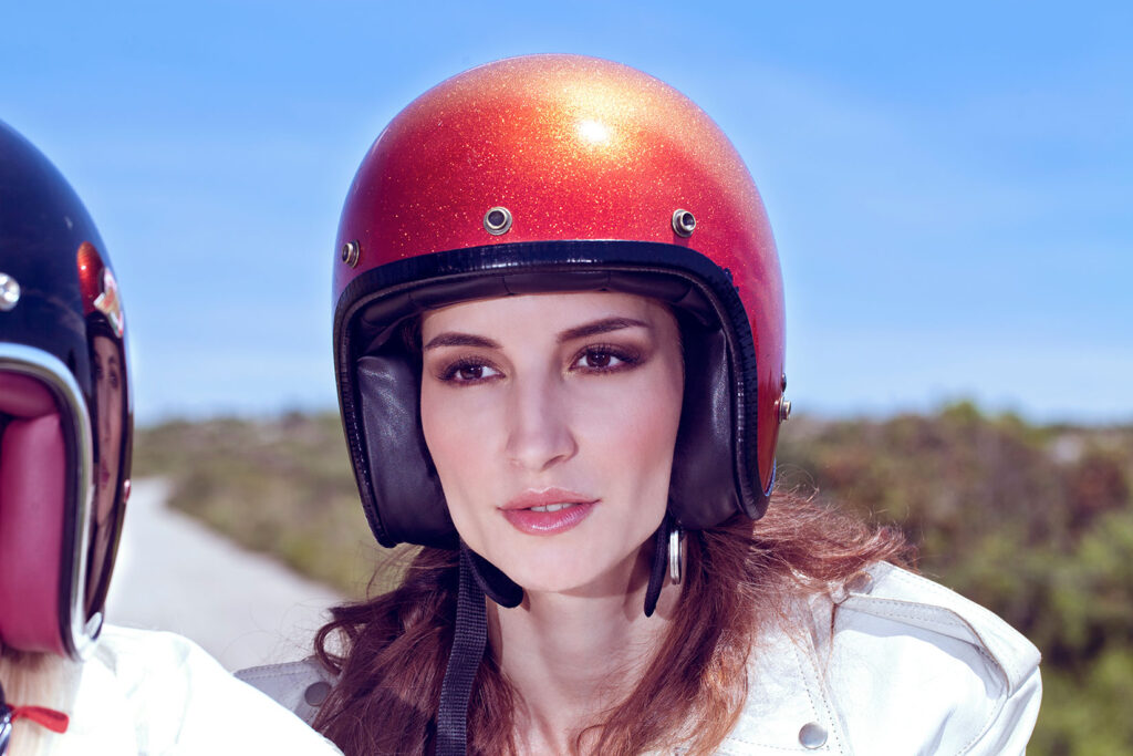 Modelos en sesión de fotografía de moda en exterior con moto Ducati