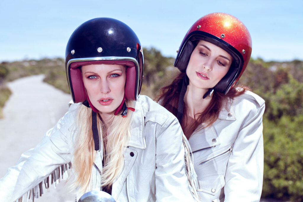 Modelos en sesión de fotografía de moda en exterior con moto Ducati