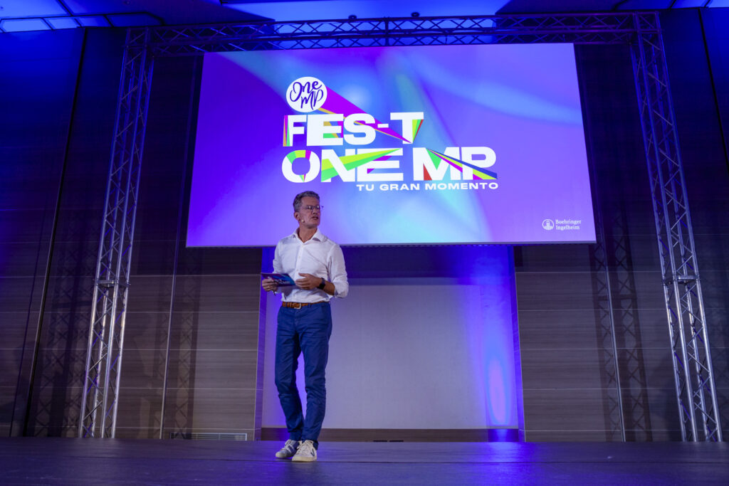 Fotografía de ponencia en evento corporativo con público y escenario