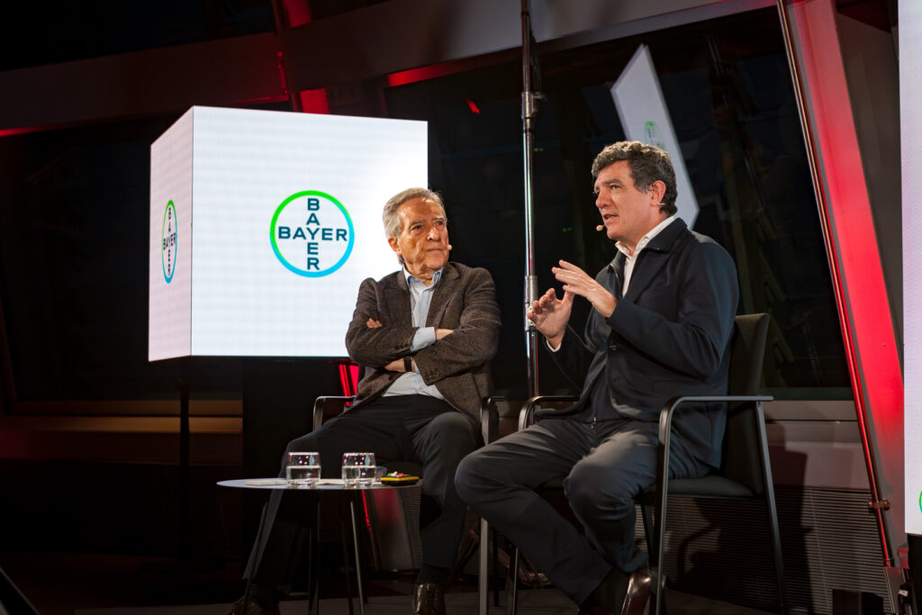 Fotografía de ponencia en evento corporativo con público y escenario