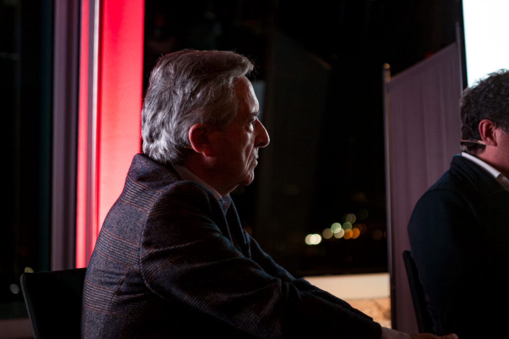 Fotografía de ponencia en evento corporativo con público y escenario