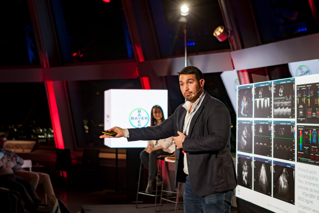 Fotografía de ponencia en evento corporativo con público y escenario