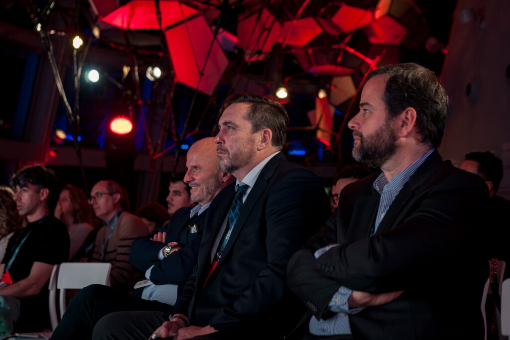 Fotografía de ponencia en evento corporativo con público y escenario