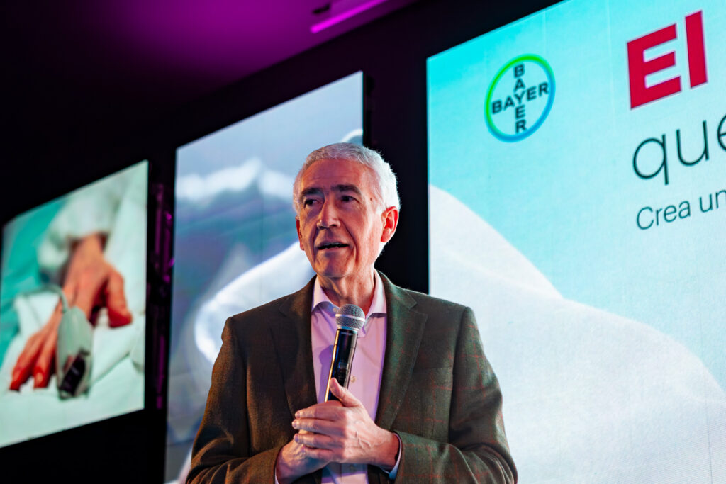 Fotografía de ponencia en evento corporativo con público y escenario