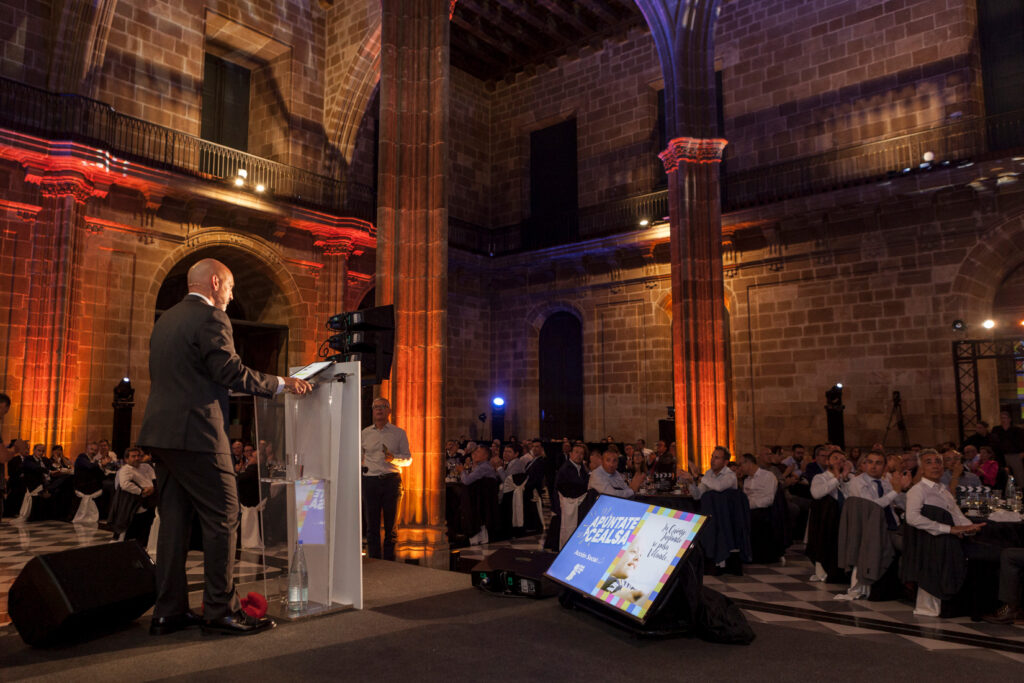 Fotografía de ponencia en evento corporativo con público y escenario