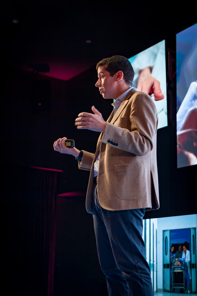Fotografía de ponencia en evento corporativo con público y escenario