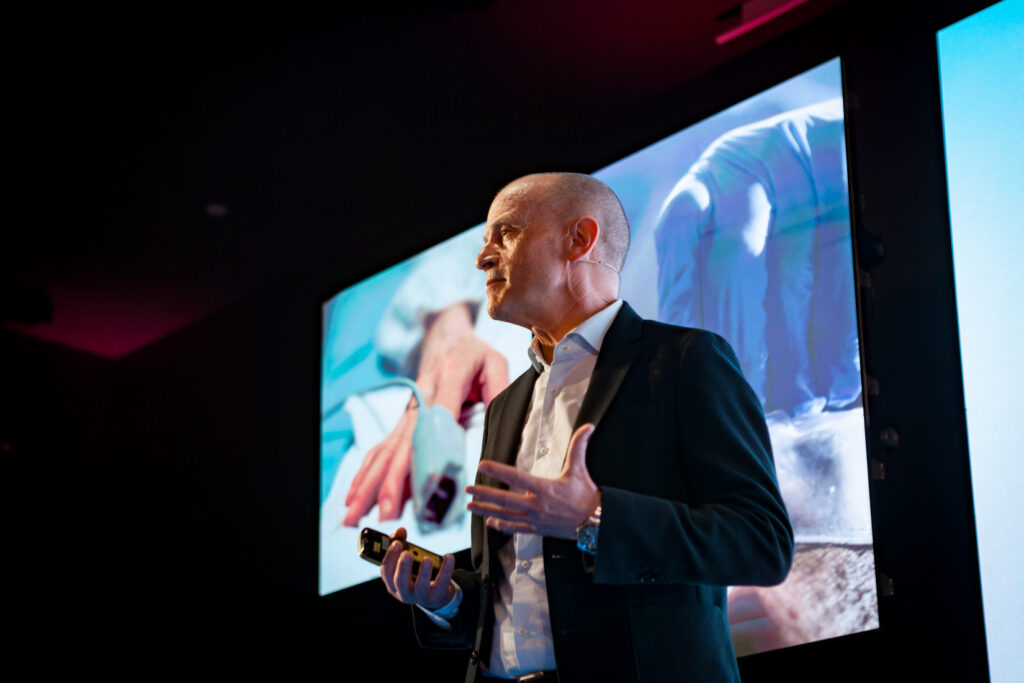 Fotografía de ponencia en evento corporativo con público y escenario