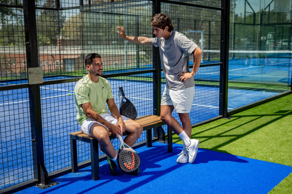 Fotografía publicitaria de jugadores de pádel con equipación HEAD