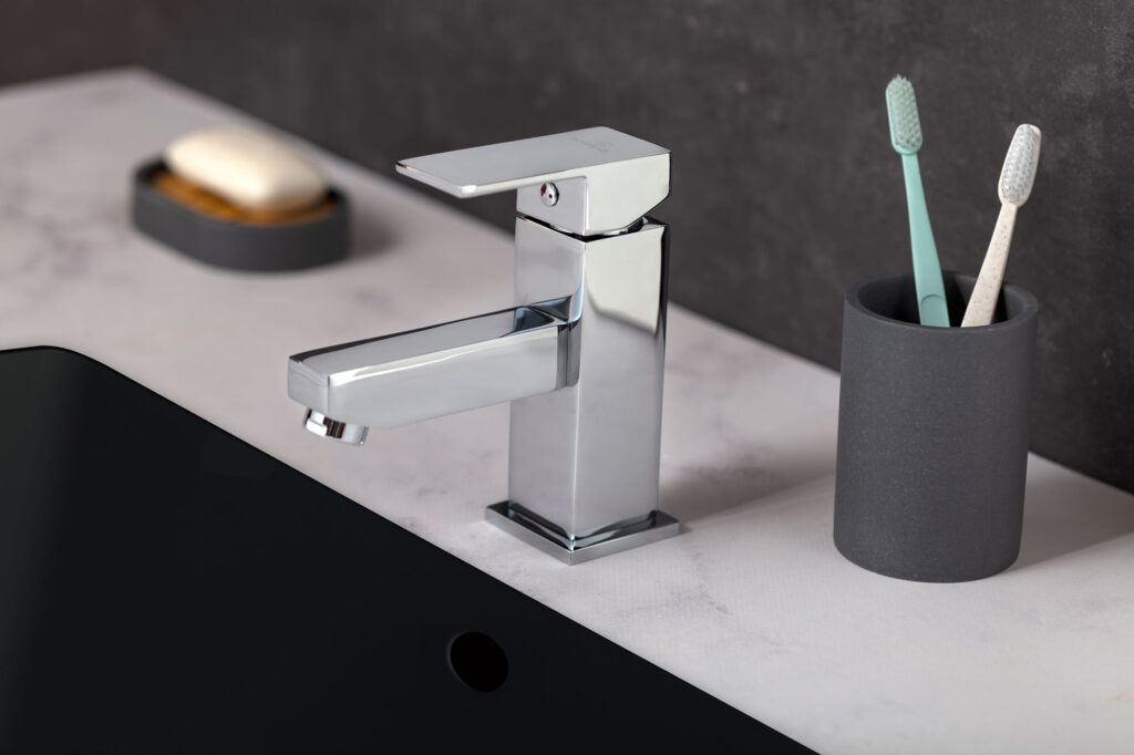 Fotografía de grifo cromado de cocina y baño de Griferías Borràs