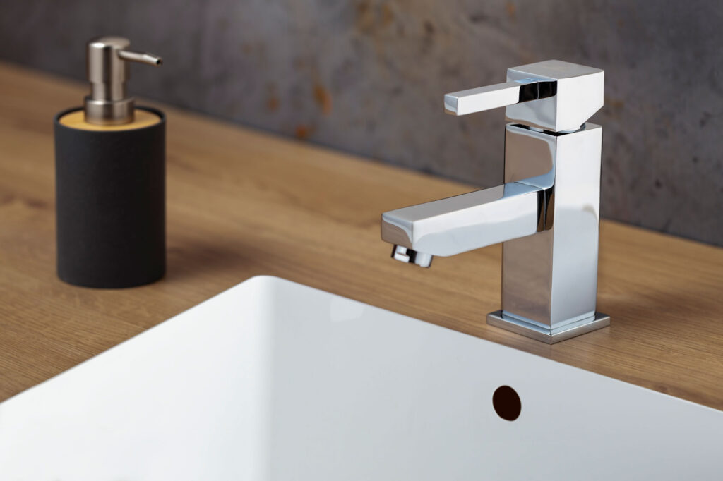 Fotografía de grifo cromado de cocina y baño de Griferías Borràs