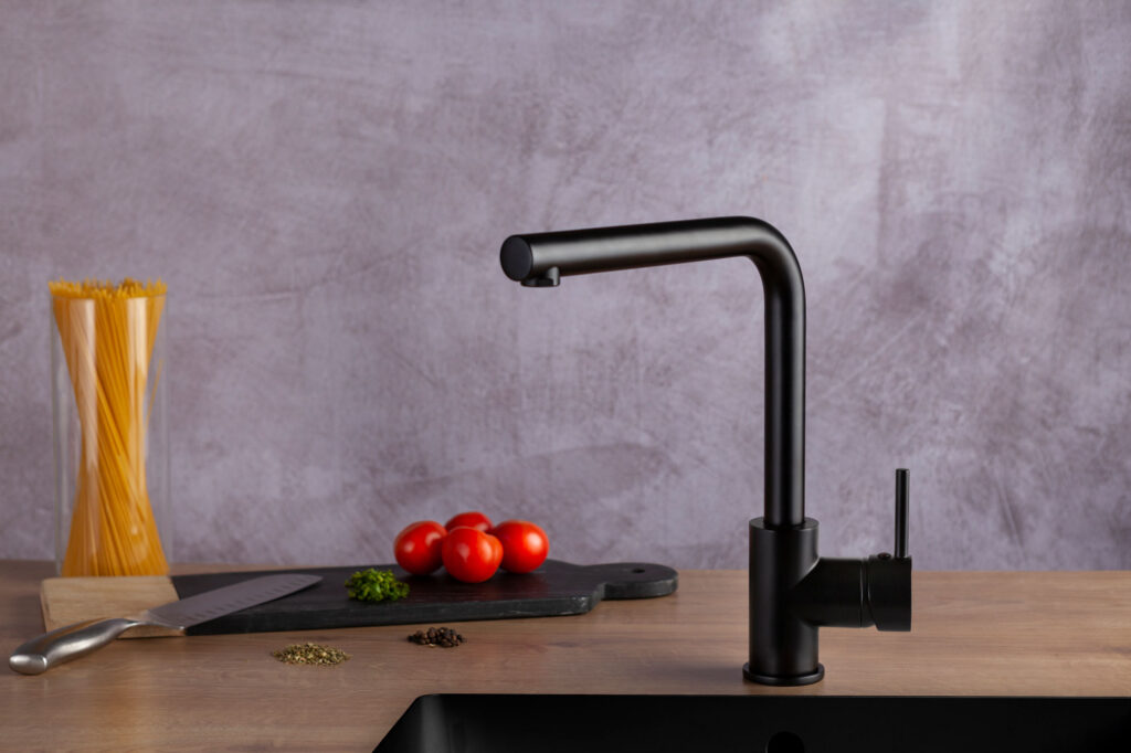 Fotografía de grifo cromado de cocina y baño de Griferías Borràs