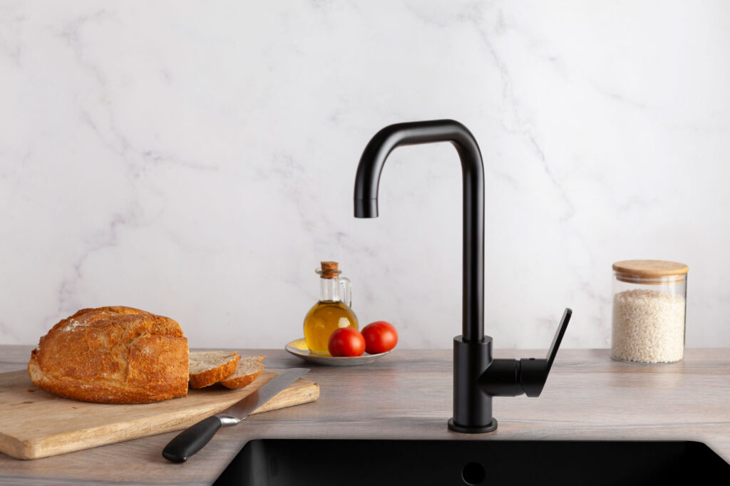 Fotografía de grifo cromado de cocina y baño de Griferías Borràs