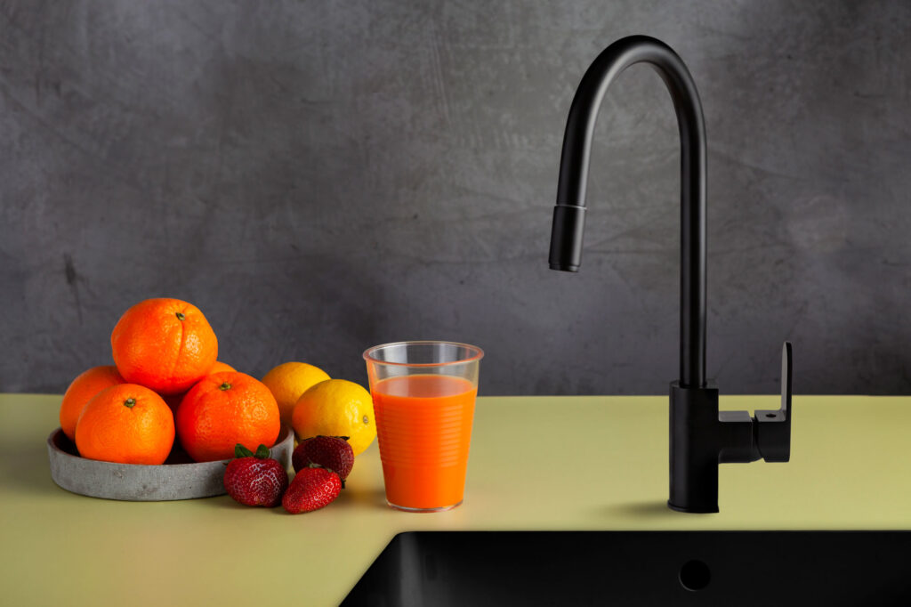 Fotografía de grifo cromado de cocina y baño de Griferías Borràs