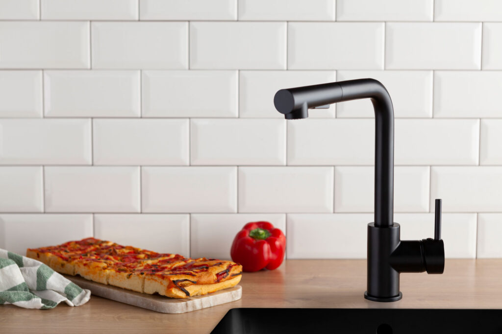 Fotografía de grifo cromado de cocina y baño de Griferías Borràs