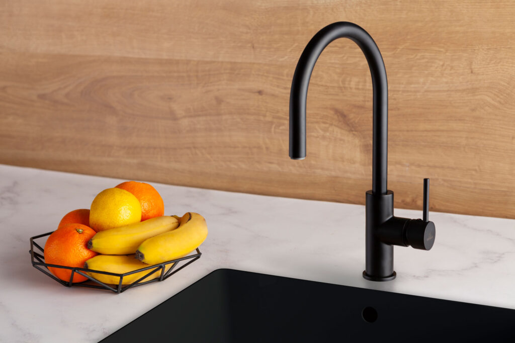 Fotografía de grifo cromado de cocina y baño de Griferías Borràs