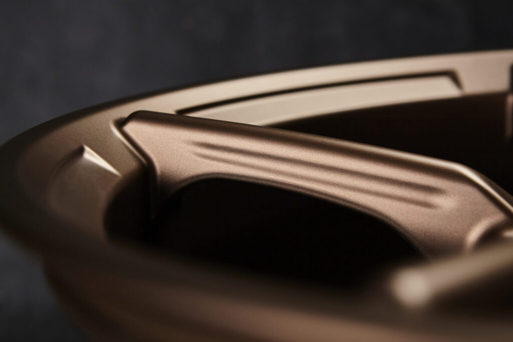 Imagen de fotografía de producto centrada en los acabados y detalles de Hispano Suiza, resaltando materiales y diseño con una buena iluminación. Fotografía ideal para uso en catálogos, publicidad y comunicación de marca.