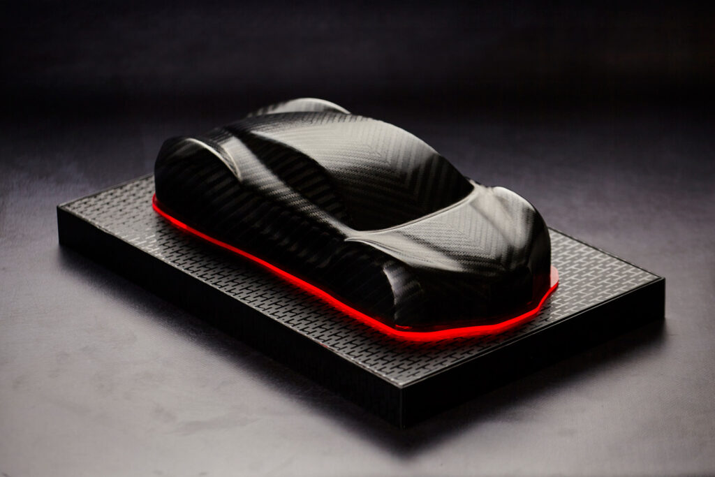 Imagen de fotografía de producto centrada en los acabados y detalles de Hispano Suiza, resaltando materiales y diseño con una buena iluminación. Fotografía ideal para uso en catálogos, publicidad y comunicación de marca.