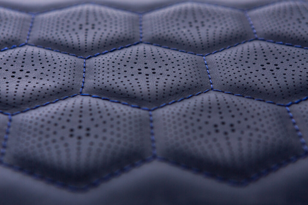 Imagen de fotografía de producto centrada en los acabados y detalles de Hispano Suiza, resaltando materiales y diseño con una buena iluminación. Fotografía ideal para uso en catálogos, publicidad y comunicación de marca.