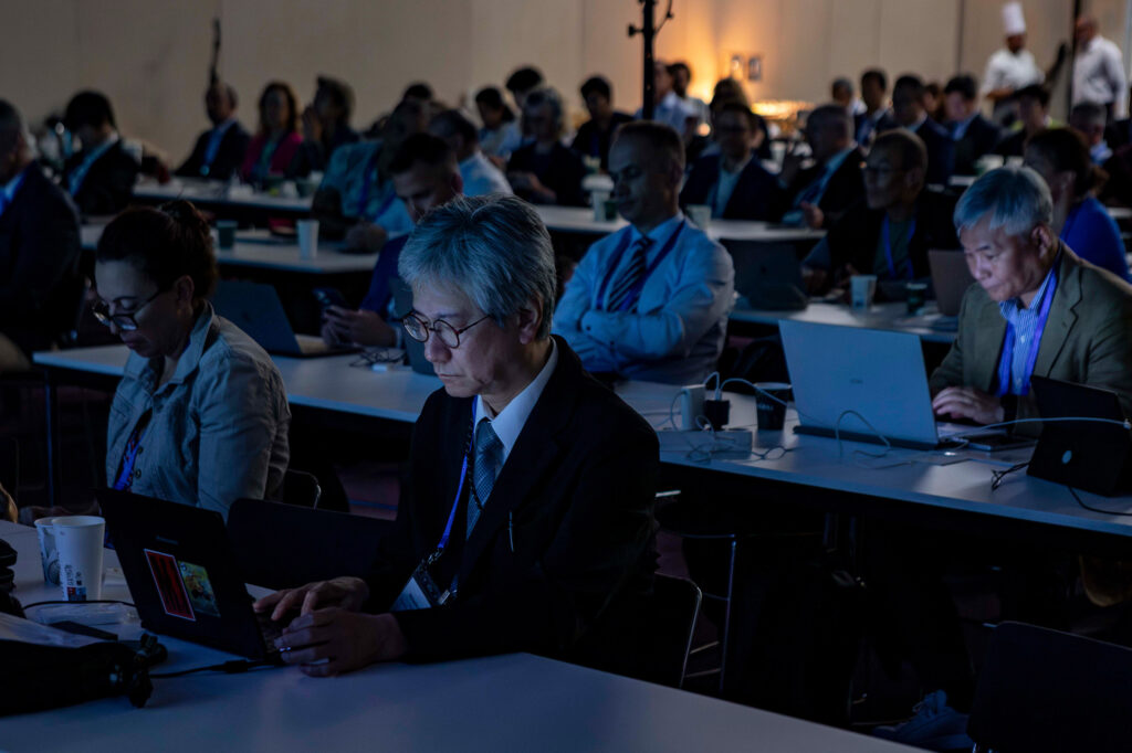 Fotografía de asistentes y networking en el Congreso Mundial de Cáncer de Pulmón 2025 (WCLC2025) Barcelona, por NUA Estudio.