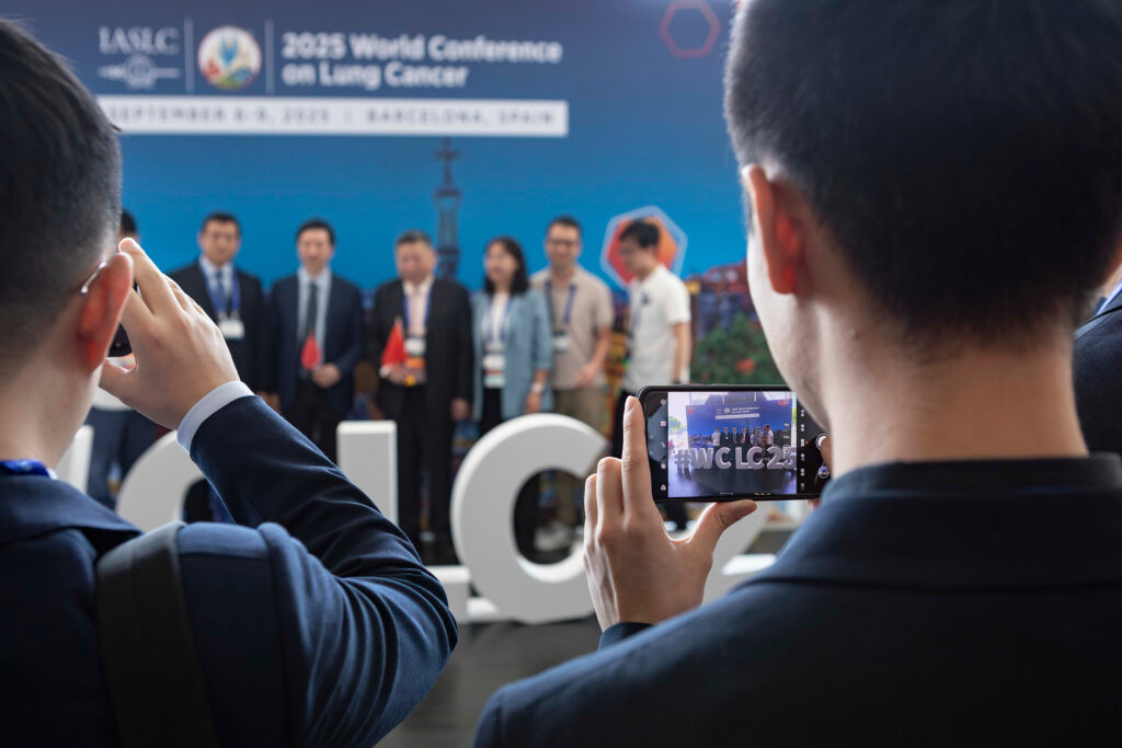 Fotografía de asistentes y networking en el Congreso Mundial de Cáncer de Pulmón 2025 (WCLC2025) Barcelona, por NUA Estudio.
