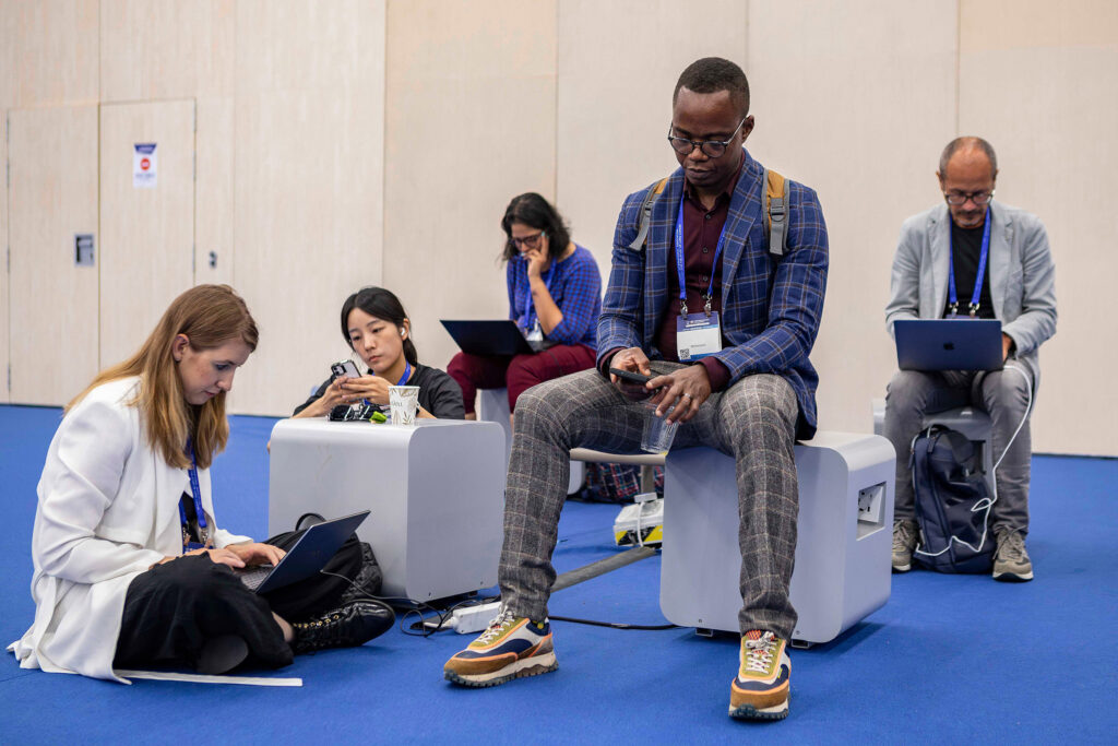 Fotografía de asistentes y networking en el Congreso Mundial de Cáncer de Pulmón 2025 (WCLC2025) Barcelona, por NUA Estudio.
