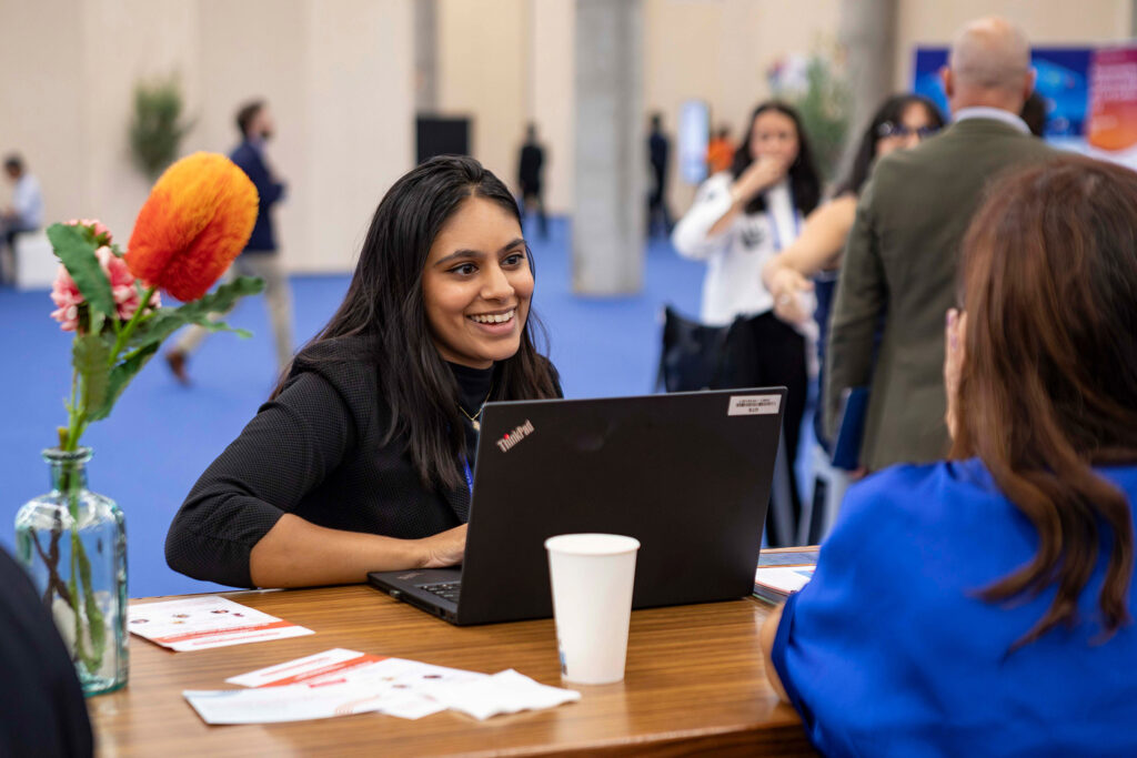 Fotografía de asistentes y networking en el Congreso Mundial de Cáncer de Pulmón 2025 (WCLC2025) Barcelona, por NUA Estudio.