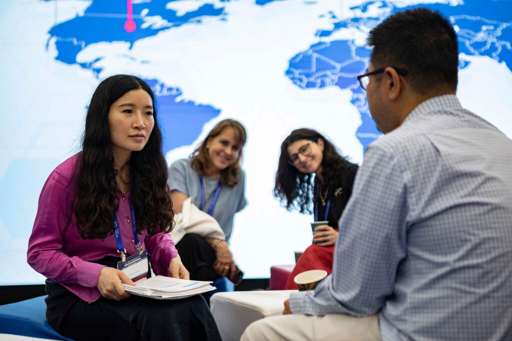 Fotografía de asistentes y networking en el Congreso Mundial de Cáncer de Pulmón 2025 (WCLC2025) Barcelona, por NUA Estudio.