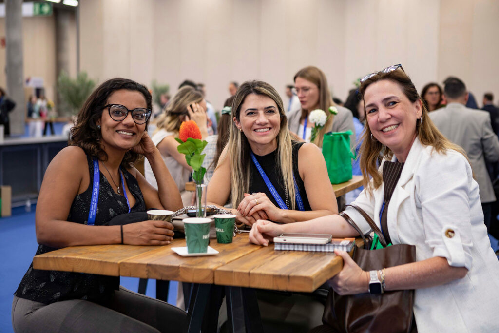 Fotografía de asistentes y networking en el Congreso Mundial de Cáncer de Pulmón 2025 (WCLC2025) Barcelona, por NUA Estudio.