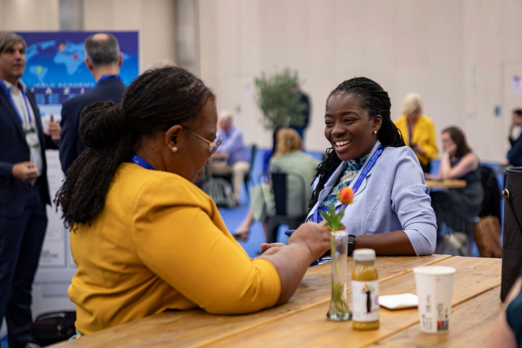 Fotografía de asistentes y networking en el Congreso Mundial de Cáncer de Pulmón 2025 (WCLC2025) Barcelona, por NUA Estudio.