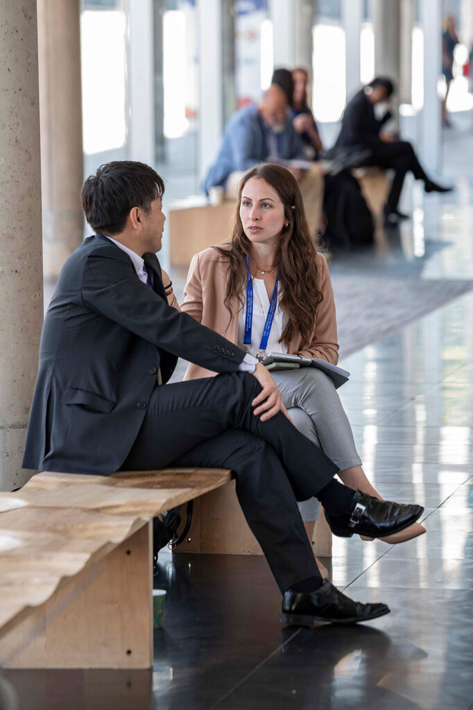 Fotografía de asistentes y networking en el Congreso Mundial de Cáncer de Pulmón 2025 (WCLC2025) Barcelona, por NUA Estudio.