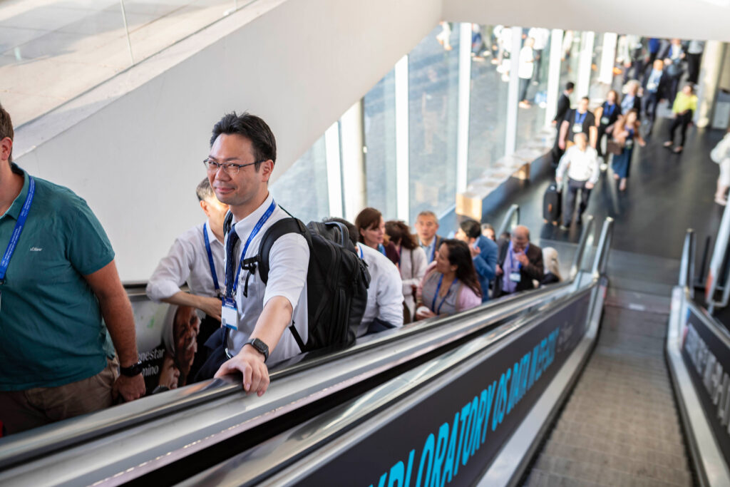 Fotografía de asistentes y networking en el Congreso Mundial de Cáncer de Pulmón 2025 (WCLC2025) Barcelona, por NUA Estudio.