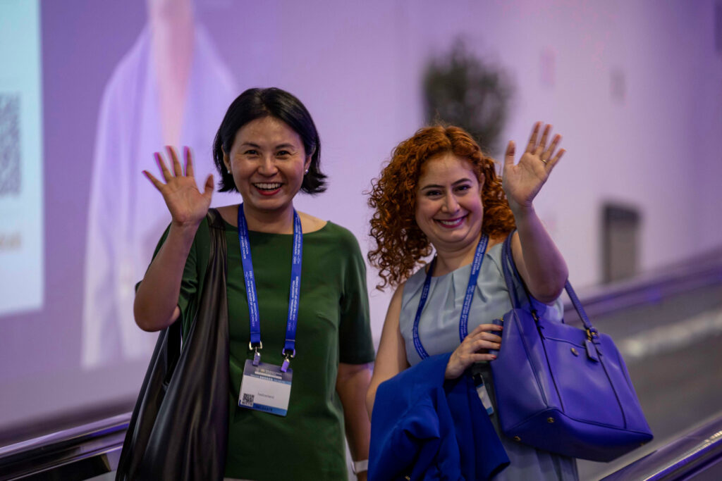 Fotografía de asistentes y networking en el Congreso Mundial de Cáncer de Pulmón 2025 (WCLC2025) Barcelona, por NUA Estudio.