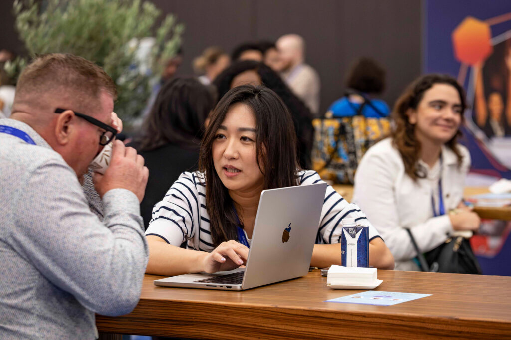 Fotografía de asistentes y networking en el Congreso Mundial de Cáncer de Pulmón 2025 (WCLC2025) Barcelona, por NUA Estudio.