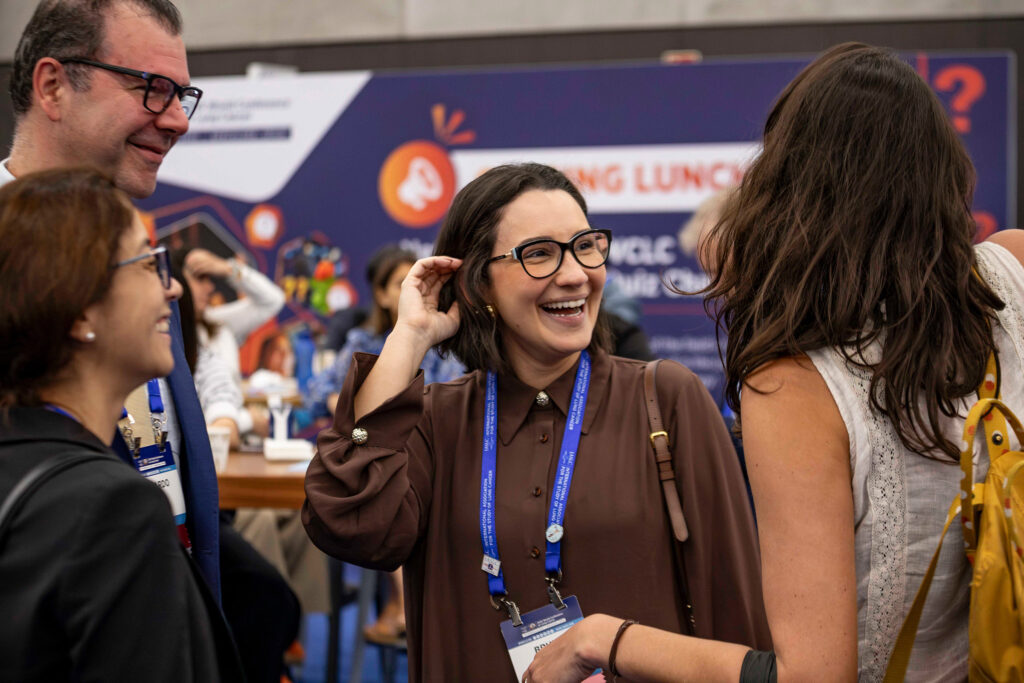 Fotografía de asistentes y networking en el Congreso Mundial de Cáncer de Pulmón 2025 (WCLC2025) Barcelona, por NUA Estudio.