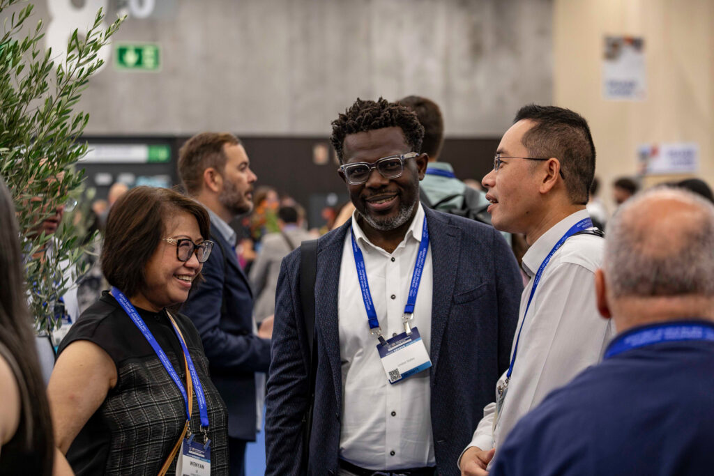Fotografía de asistentes y networking en el Congreso Mundial de Cáncer de Pulmón 2025 (WCLC2025) Barcelona, por NUA Estudio.