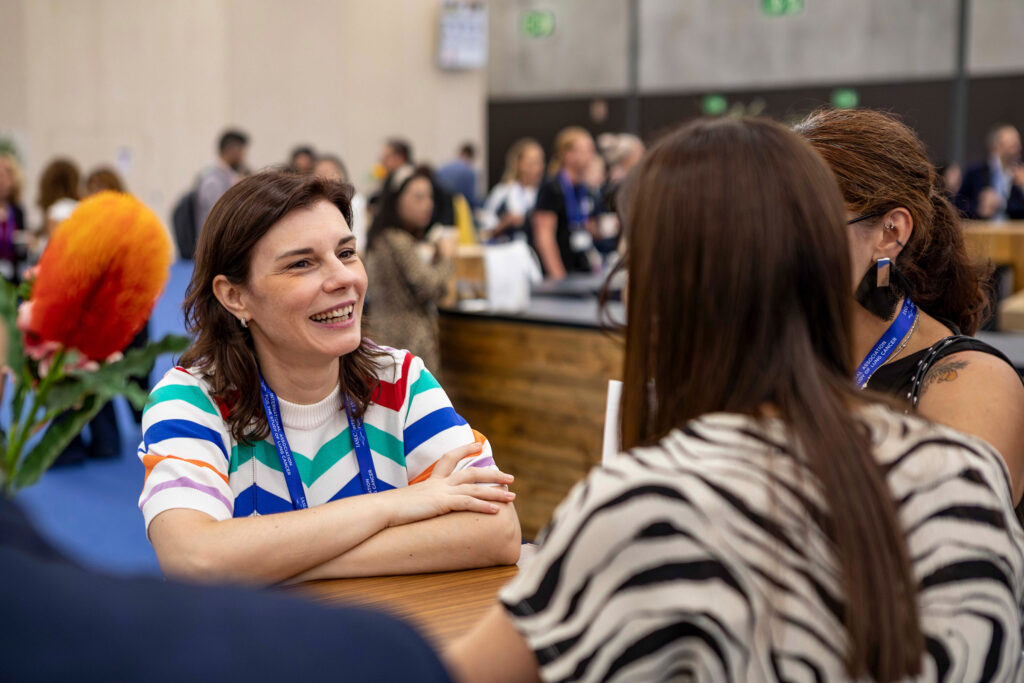 Fotografía de asistentes y networking en el Congreso Mundial de Cáncer de Pulmón 2025 (WCLC2025) Barcelona, por NUA Estudio.