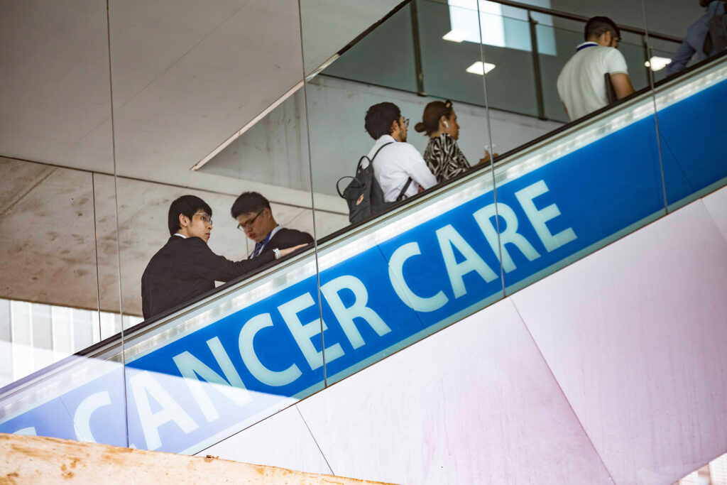 Fotografía de asistentes y networking en el Congreso Mundial de Cáncer de Pulmón 2025 (WCLC2025) Barcelona, por NUA Estudio.