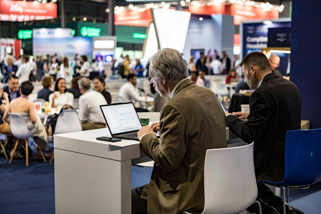 Fotografía de asistentes y networking en el Congreso Mundial de Cáncer de Pulmón 2025 (WCLC2025) Barcelona, por NUA Estudio.