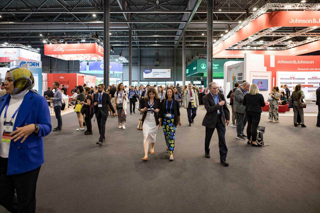 Fotografía de asistentes y networking en el Congreso Mundial de Cáncer de Pulmón 2025 (WCLC2025) Barcelona, por NUA Estudio.