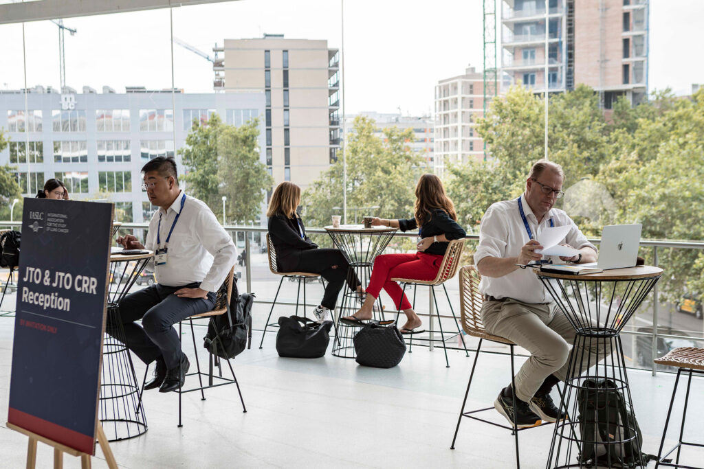 Fotografía de asistentes y networking en el Congreso Mundial de Cáncer de Pulmón 2025 (WCLC2025) Barcelona, por NUA Estudio.